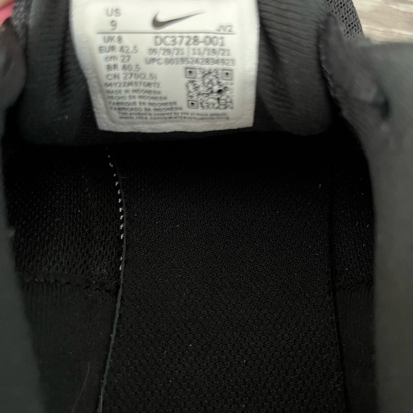 Nike Black Athletic Shoes with Cushioned Midsole - Picture 4 of 7